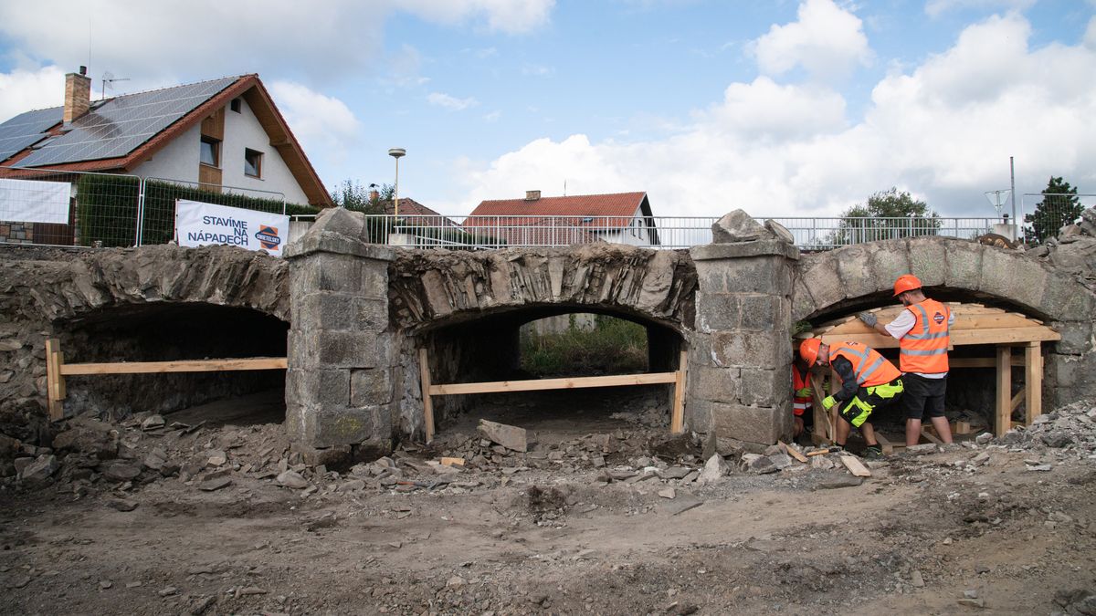 FOTO: Repliku Karlova mostu rozebírají ručně kámen po kameni